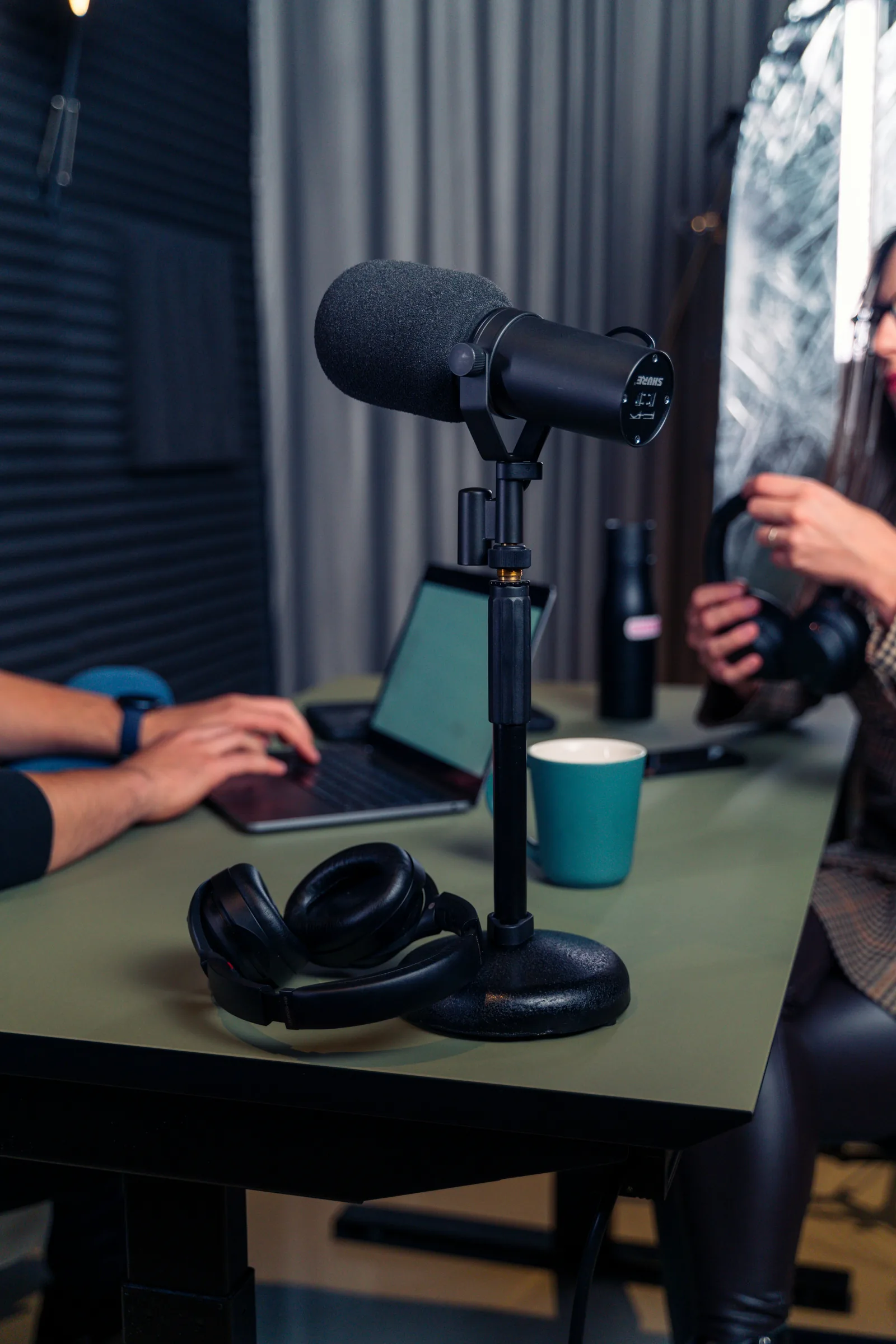 Mikrofon i słuchawki w studiu podcastowym